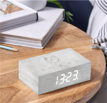 Gingko Flip Click Clock vækkeur i hvid birk - KoZmo Design Store